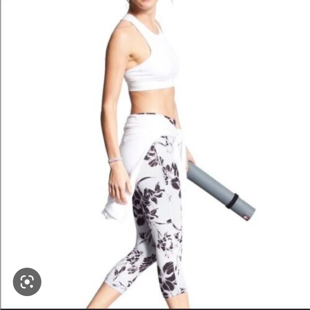 Magnolia Chaturanga - Capri Leggings🔮
